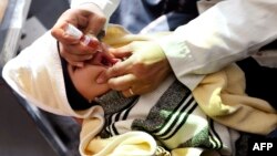 Une enfant yéménite reçoit un vaccin à Sanaa, le 11 décembre 2017.