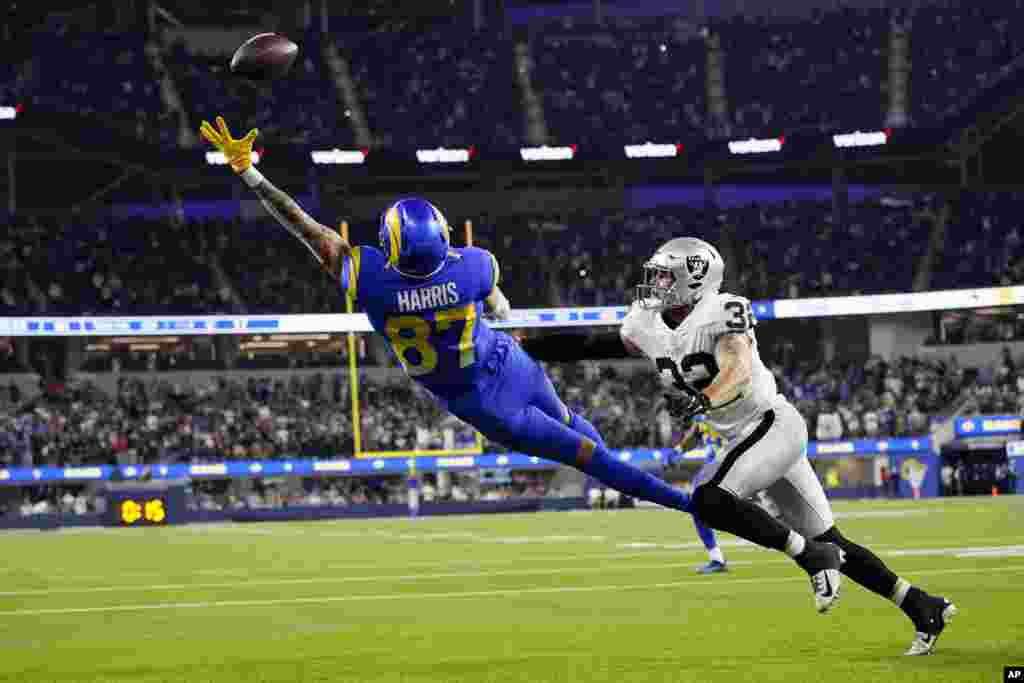 Los Angeles Rams tight end Jacob Harris (87) misses on a two-point conversion attempt during the fourth quarter of a preseason NFL football game against the Las Vegas Raiders, Aug. 21, 2021, in Inglewood, California.