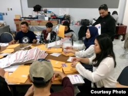 Suasana kerja para anggota PPLN (Panitia Pemilihan Luar Negeri) di Washington DC. (Foto: PPLN Washington DC)