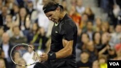 Rafael Nadal melaju ke semifinal ATP World Tour Finals setelah menyingkirkan petenis Republik Ceko Tomas Berdych, 7-6, 6-1.