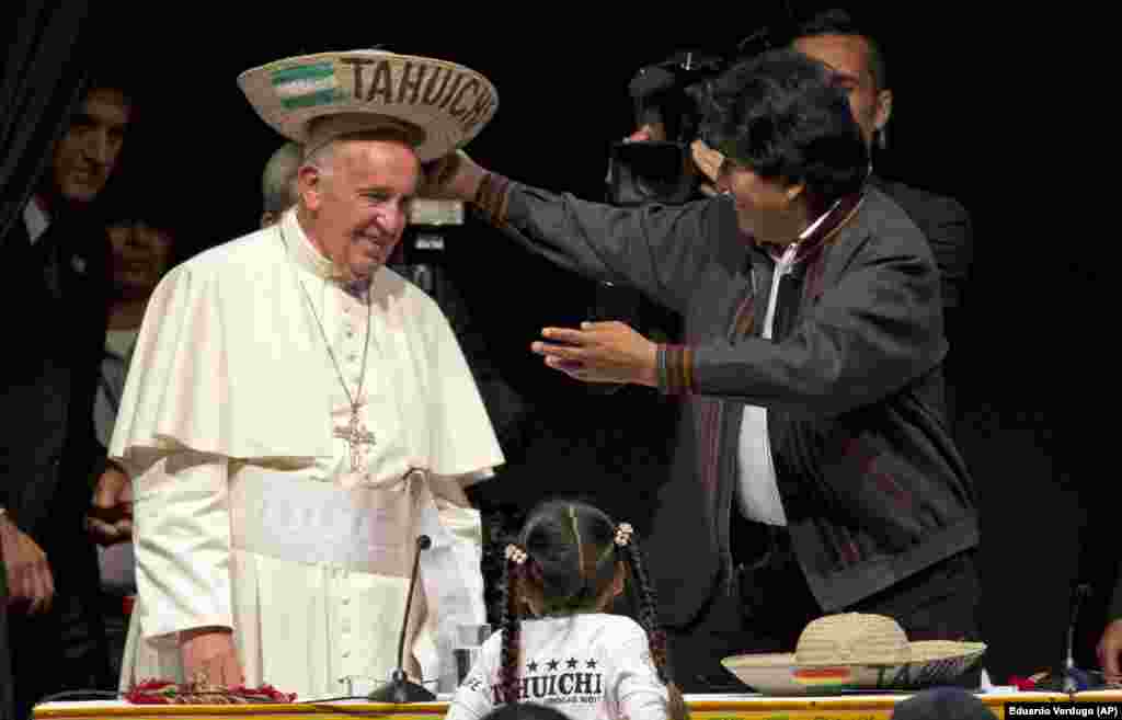 Papa visita Bolívia