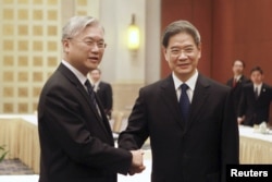 資料照：時任中國國台辦主任張志軍（右）與時任台灣陸委會主委夏立言在廣州舉行會晤。 （2015年10月14日）
