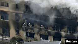 Gambar yang diambil dari udara tampak para pemadam kebakaran berusaha memadamkan api di gedung studio animasi Kyoto Animation, di Kyoro, Jepang, 18 July 2019. Studio animasi itu dilalap api setelah dibakar oleh seorang pria.