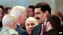 Presiden Venezuela Nicholas Maduro berjabat tangan dengan Wakil Presiden AS Joe Biden dalam pertemuan di Brasilia, Brazil (1/1). 