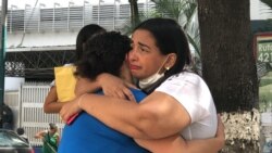 Mujeres se abrazan durante protestas de familiares de pacientes del hospital infantil Dr. J.M. de los Ríos en Caracas. Noviembre 12, 2021. Foto: Álvaro Algarra - VOA.
