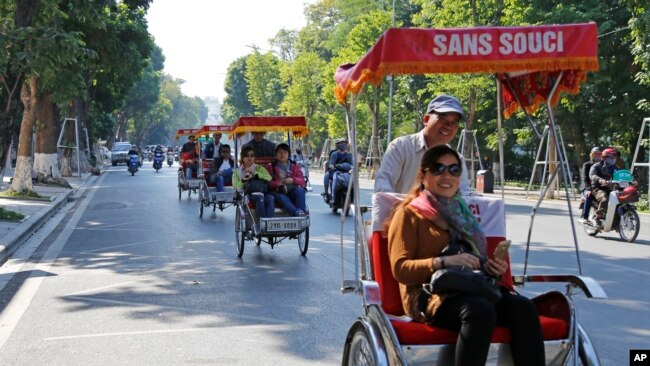 Du khách Trung Quốc đi xe xích lô, ngắm cảnh Hà Nội (ảnh tư liệu 1/12/2016)