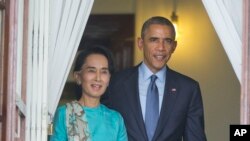Rais Barack Obama, akiwa na kiongozi wa Myanmar's Aung San Suu Kyi nyumbani kwakeYangon, Myanmar mwaka wa 2014. 