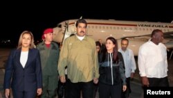 El presidente de Venezuela Nicolás Maduro y su esposa la primera dama Cilia Flores a su llegada a Cuba para el funeral de Fidel Castro.