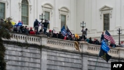 تصاویر: صدر ٹرمپ کے حامیوں کی کیپٹل ہل پر چڑھائی