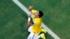 브라질의 치아구 시우바가 5일 콜롬비아와의 8강전에서 선제골을 기록한 후 기뻐하고 있다.