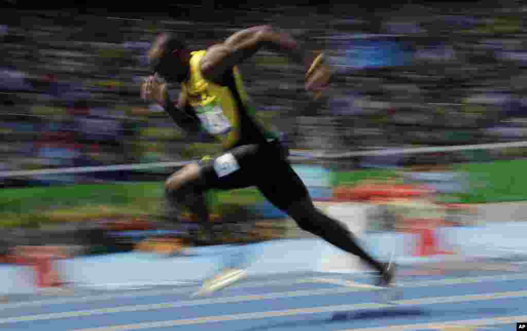 Pelari tercepat di dunia. Usain Bolt dari Jamaika, bertanding dalam lari 200 meter putra (16/8). (AP/Charlie Riedel)