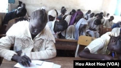 South Sudanese children sit for a high school exam in Aweil on March 20, 2013. The first ever national high school exams offered in the country have been marred by a shortage of test papers and poorly set questions. (VOA/Hou Akot Hou)
