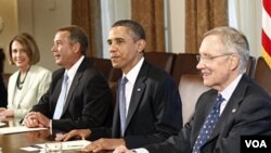 Prezidan ameriken an Barack Obama, John Boehner a goch, ak lidè majorite sena a adwat, Senatè Harry Reid