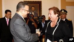 La embajadora de Estados Unidos en El Salvador Mari Carmen Aponte saluda al presidente salvadoreño Mauricio Funes.