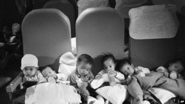 Những em bé mồ côi người Việt ngồi trên chiếc máy bay vận tải C-5A Galaxy, đây là chuyến bay đầu tiên của Chiến dịch Babylift, cất cánh từ sân bay Tân Sơn Nhứt trong giai đoạn cuối của cuộc chiến tranh Việt Nam, ngày 04 tháng 4, 1975. Vài phút sau khi cất cánh, chiếc máy bay đã gặp nạn.