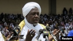 Mahmoud Dicko prays for peace during a rally in Bamako, August 12, 2012.