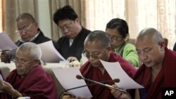 ພວກສະມາຊິກສະພາພັດຖິ່ນທິເບດ ອ່ານສານຂອງອົງດາໄລລາມະ
ໃນລະຫວ່າງເປີດກອງປະຊຸມສະພາພັດຖິ່ນໃນເມືອງທໍາມະສາລາ ໃນອິນເດຍ ວັນທີ 14 ມີນາ 2011.