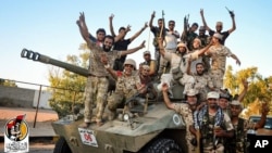 Các lực lượng do Hoa Kỳ hậu thuẫn ăn mừng sau khi tái chiếm Sirte ở Libya từ tay nhóm Nhà nước Hồi giáo ngày 11 tháng 8 năm 2016.