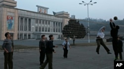 지난 2월 평양 김일성 광장에서 북한 주민들이 배구를 하고 있다. (자료사진)