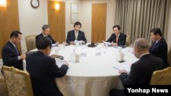 북한의 서해상 포사격 훈련과 관련해 31일 김장수 한국 청와대 국가안보실장(오른쪽 세번째) 주재로 국가안전보장회의(NSC) 상임회의가 긴급소집됐다.