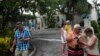 Turistas caminan en los terrenos de la Finca La Vigía, donde vivió Ernest Hemingway, en La Habana.