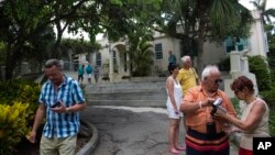 Turistas caminan en los terrenos de la Finca La Vigía, donde vivió Ernest Hemingway, en La Habana.