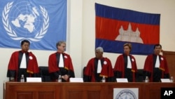 Cambodian and international judges stand during a swearing-in ceremony at a Cambodian court on the outskirts of Phnom Penh on June 13, 2007. Cambodian and international judges have agreed to the underlying rules for the special court to try former Khmer R