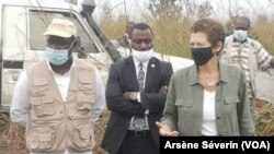 Ellen Thorbrun, la chargée d'affaires de l'ambassade des Etats-Unis annonce une nouvelle aide de 2 millions de dollars pour le Pool, à Kingoyi, le 29 juin 2021. (VOA/Arsène Séverin)