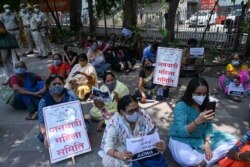 Para aktivis dari Federasi Pelajar India dan Asosiasi Perempuan Demokrat India memegang poster dalam demo memprotes dugaan perkosaan dan pembunuhan anak perempuan di New Delhi, Rabu, 4 Agustus 2021. (Foto: Prakash Singh/AFP)