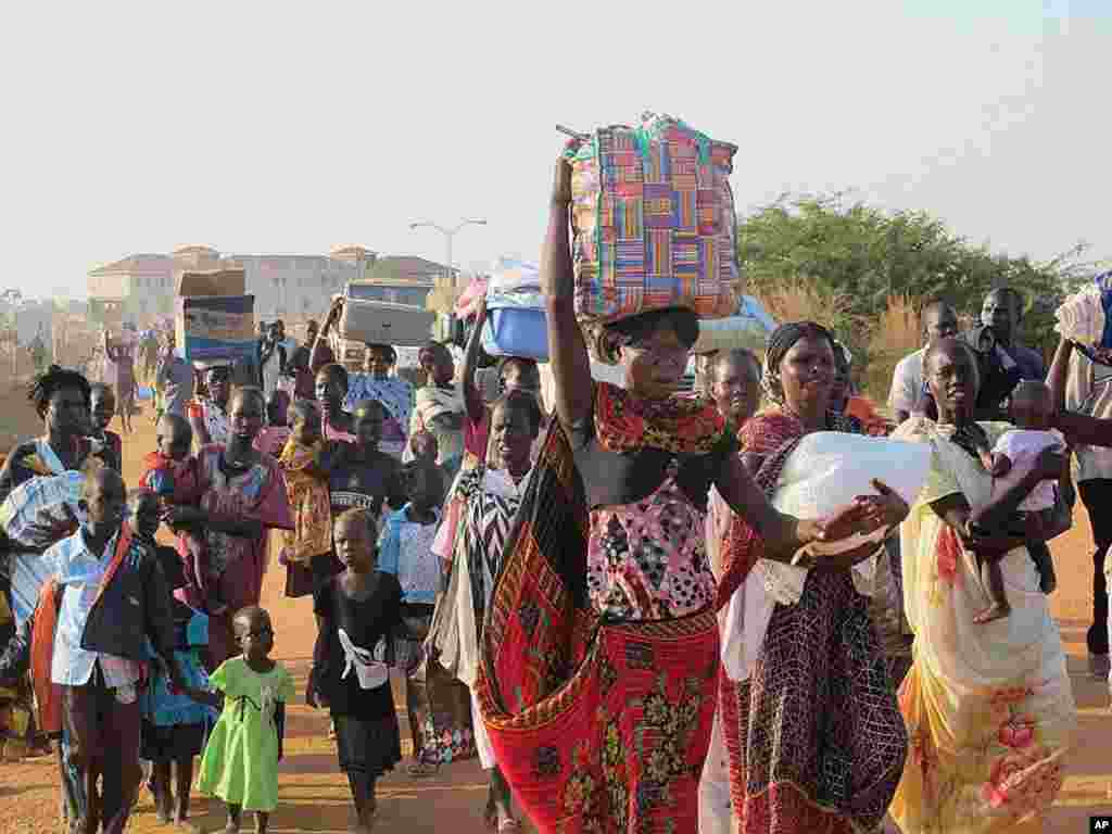 남수단 수도 주바에서 정부군과 반대 세력간의 교전이 벌어진 가운데, 17일 주민들이 유엔 시설로 대피하고 있다.