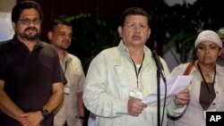 Pablo Catatumbo (centro) habla con la prensa junto a Victoria Sandino y Iván Márquez, en La Habana.