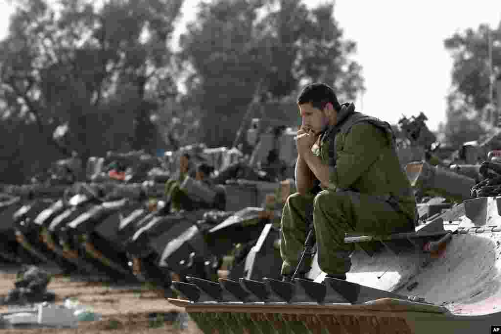 Des soldats et des blind&eacute;s isra&eacute;liens mass&eacute;s pr&egrave;s de la fronti&egrave;re avec la Bande de Gaza 