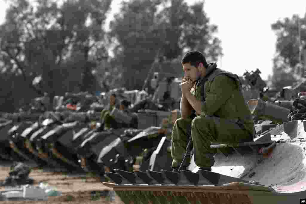Des soldats et des blindés israéliens massés près de la frontière avec la Bande de Gaza