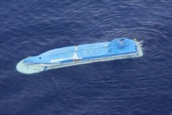 Daihachi Hokko Maru, kapal penangkap ikan kepiting Jepang, terbalik setelah tabrakan dengan kapal kargo Rusia AMUR di Laut Okhotsk, utara pulau Hokkaido Jepang, Rabu, 26 Mei 2021. (AP)