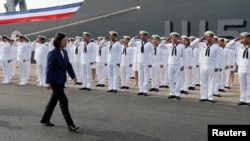 台湾总统蔡英文在高雄海军基地主持两艘海军军舰成军典礼时检阅海军士兵（2018年11月8日）