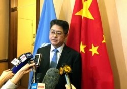 中国副外长乐玉成2019年3月15日在日内瓦回答记者提问。