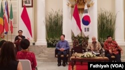 Kemenlu RI mempertemukan 26 pemuda dari Indonesia dan Korea Selatan dalam acara bertajuk "The First Republic of Indonesia (RI)-Republic of Korea (ROK) Young Leaders' Dialogue" di Gedung Pancasila, Jakarta, Kamis, 10 Oktober 2019. (Foto: VOA/Fathiyah)