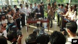 ျမန္မာႏိုင္ငံမွာ မထြက္ခြာမီ ရန္ကုန္ေလဆိပ္တြင္ သတင္းေထာက္မ်ားနဲ႔ မစၥတာ ကင္တားနား ေတြ႔ဆံုေနစဥ္ (ေဖေဖာ္၀ါရီလ ၅၊ ၂၀၁၂)