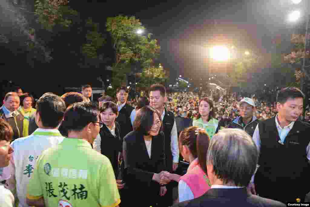 蔡英文在出席造勢活動後與民眾握手(Courtesy: 民主進步黨)