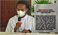 Pastor Agustinus S. Elmas dan pernyataan 36 Imam Projo dalam tangkapan layar. (Foto: VOA/Nurhadi)