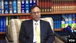台灣外交部亞西及非洲司司長陳俊賢2016年7月5日在記者會上（美國之音林楓拍攝） 