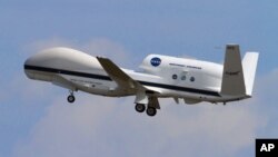 Un dron Global Hawk 872 despega de las instalaciones de la NASA en Wallops Island, Virginia.