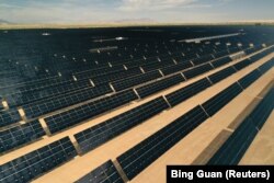 Jajaran panel surya di Tenaska Imperial Solar Energy Center South di tengah pandemi virus corona, di El Centro, California, 29 Mei 2020. (Foto: Bing Guan/Reuters)