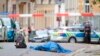Un cadáver yace en una calle de Halle, Alemania, el miércoles 9 de octubre de 2019, después de un tiroteo. Un pistolero hizo varios disparos el miércoles en la ciudad alemana de Halle. La policía dice que una persona fue arrestada después del tiroteo que dejó dos personas muerta.
