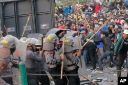 Para demonstran mahasiswa bentrok dengan polisi saat unjuk rasa di luar kompleks DPR/MPR di Senayan, Jakarta, 24 September 2019. (Foto: AP)