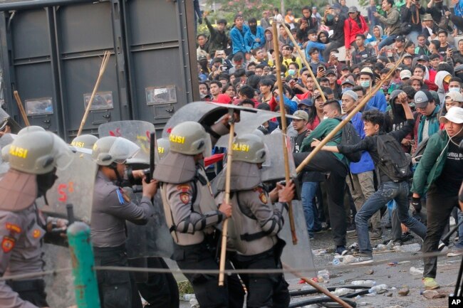 Para demonstran mahasiswa bentrok dengan polisi saat unjuk rasa di luar kompleks DPR/MPR di Senayan, Jakarta, 24 September 2019. (Foto: AP)