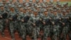 中国昆明学生参加军训。