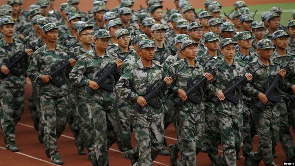 中国昆明学生参加军训。(photo:VOA)