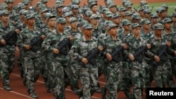 中国昆明学生参加军训。