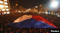 Люди з прапорами Південного Судану радіють результатам референдуму.